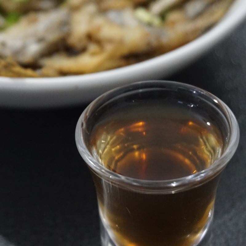 陈皮梅子酒 小口慢啜 舌底生津 酸后回甘  糯米、青梅和陈皮直接发酵的原浆梅酒 熟透的梅子酸香和五年新会双水陈皮的润感