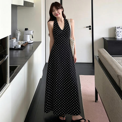西遇法式赫本风波点连衣裙女2026年夏季新款深V挂脖无袖A字长裙SS060569 商品图2
