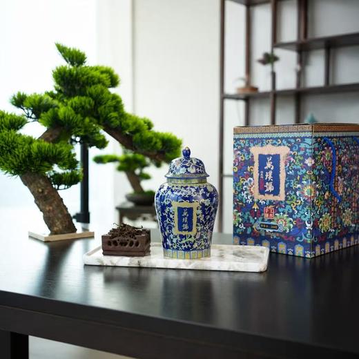 “皇家贡茶”！【地理标志产品 非遗大师监制】万璞号 “景泰蓝” 2018老树普洱 8年干仓陈化 中式典藏瓷罐 茶汤红润甘醇 十泡不掉水 200g/罐 商品图8
