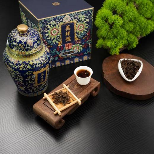 “皇家贡茶”！【地理标志产品 非遗大师监制】万璞号 “景泰蓝” 2018老树普洱 8年干仓陈化 中式典藏瓷罐 茶汤红润甘醇 十泡不掉水 200g/罐 商品图5