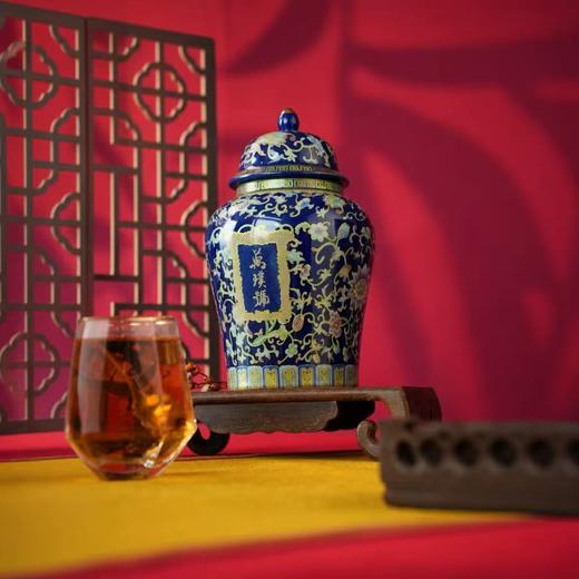 “皇家贡茶”！【地理标志产品 非遗大师监制】万璞号 “景泰蓝” 2018老树普洱 8年干仓陈化 中式典藏瓷罐 茶汤红润甘醇 十泡不掉水 200g/罐 商品图3