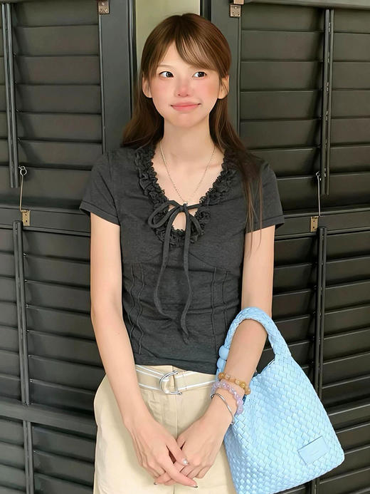 西遇木耳边V领短袖T恤女2026年夏季新款蝴蝶结系带褶皱修身上衣SS060607 商品图2