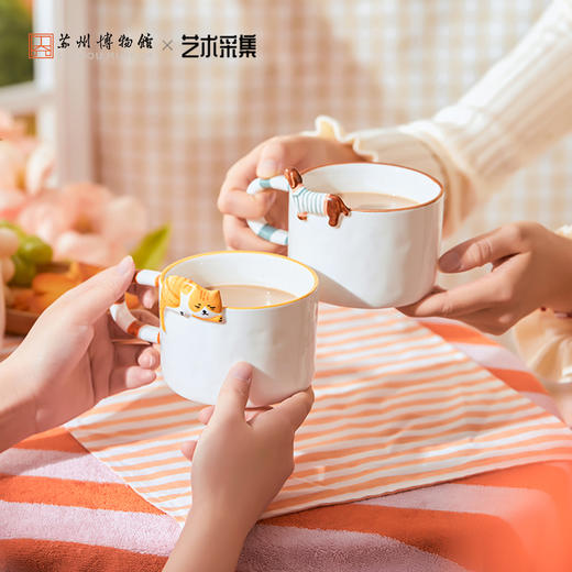 苏州博物馆 艺术采集 萌宠物语马克杯腊肠狗/橘猫立体浮雕手工釉下彩绘萌趣可爱治愈办公室家居日用 商品图1
