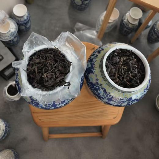 “皇家贡茶”！【地理标志产品 非遗大师监制】万璞号 “景泰蓝” 2018老树普洱 8年干仓陈化 中式典藏瓷罐 茶汤红润甘醇 十泡不掉水 200g/罐 商品图7