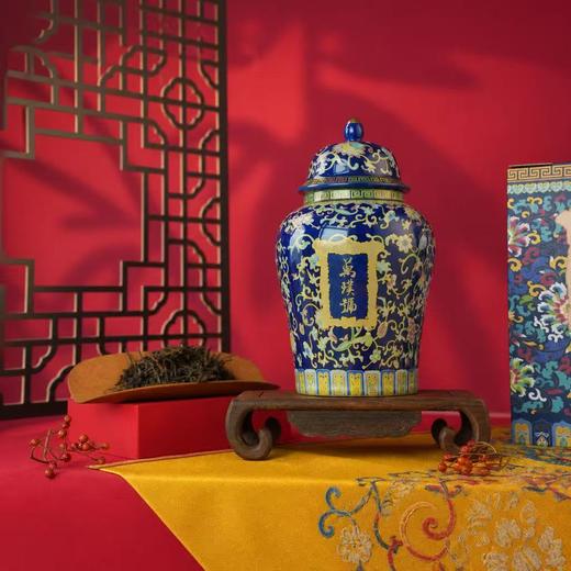 “皇家贡茶”！【地理标志产品 非遗大师监制】万璞号 “景泰蓝” 2018老树普洱 8年干仓陈化 中式典藏瓷罐 茶汤红润甘醇 十泡不掉水 200g/罐 商品图4