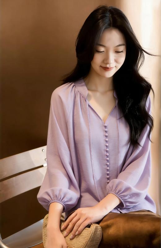若隐若现的柔美感，松针绿&淡紫色亚麻V领飘带花苞袖衬衫，V领系带+同色系排扣细节梗戳爆，微宽松廓形不挑身材 商品图5