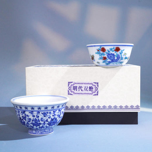 青花斗彩《明代双绝》礼盒 鸡缸杯+缠枝莲压手杯一对 双绝合璧 景德镇大师瓷 商品图0