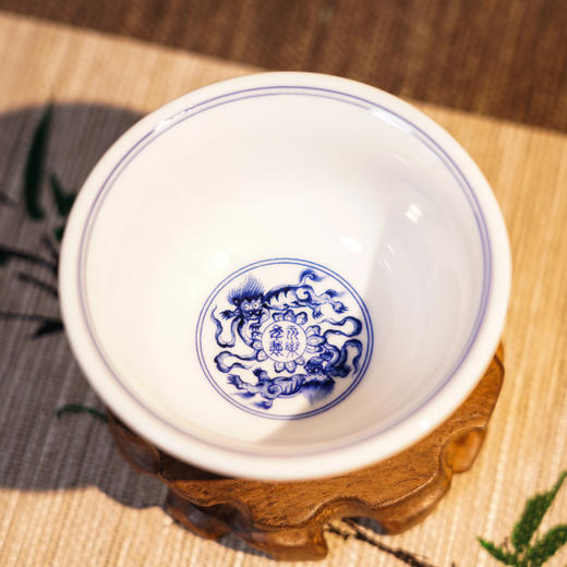 青花斗彩《明代双绝》礼盒 鸡缸杯+缠枝莲压手杯一对 双绝合璧 景德镇大师瓷 商品图3
