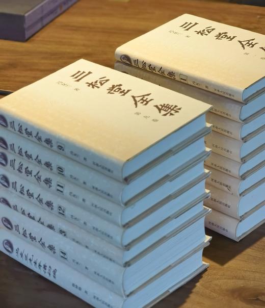 【重磅绝版推荐】《三松堂全集》，32开，精装，全十五册，冯友兰著，河南人民出版社2001年二版，印次不详，定价800，售价680元。 商品图3