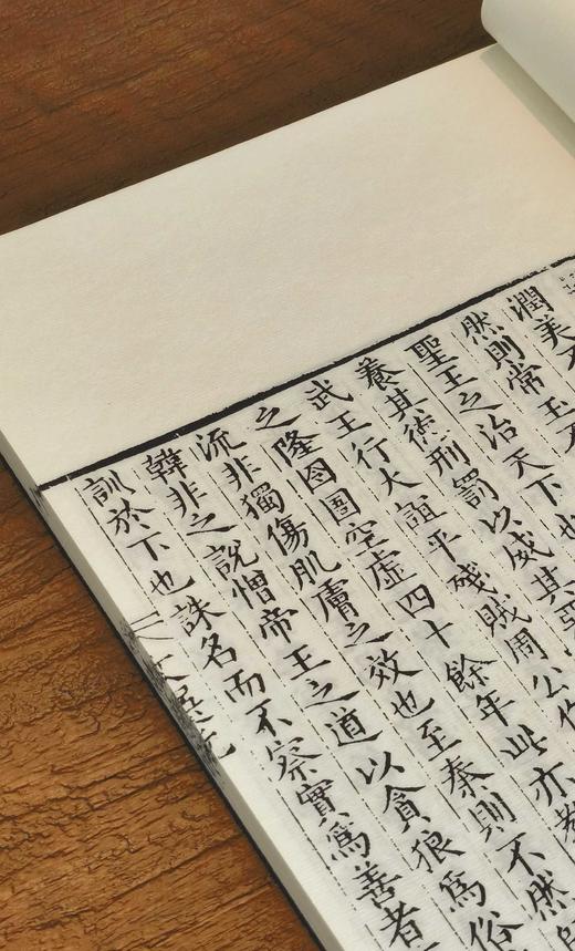 【稀缺，仅印50套】江西省图书馆馆藏古籍珍本丛书之十六：《罗念庵精选十二家文粹》，线装，全4册，明 罗洪先编，六盒函套装，六眼装订、安徽泾县手工宣纸精印，33*22.5开本，江西人民出版社 商品图11