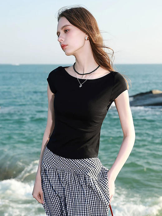 西遇黑色一字肩短袖T恤女2026年夏季新款基础款显瘦收腰修身上衣SS060624 商品图0