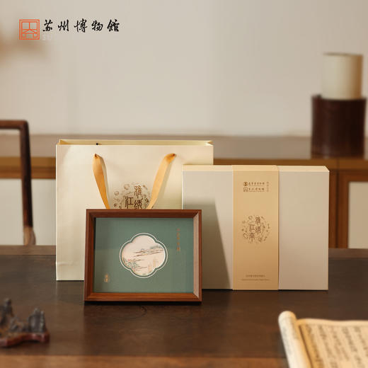 苏州博物馆 文创用品 姑苏繁华图特展系列湖光/山色苏绣摆台非遗乱针法桑蚕丝原木中式桌面摆件赠礼袋送礼 商品图4