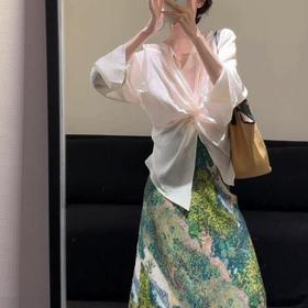 珠光缎扭结衬衫+莫奈半裙 | 静止时是印象派的静谧，走动间又成了抽象派的流动