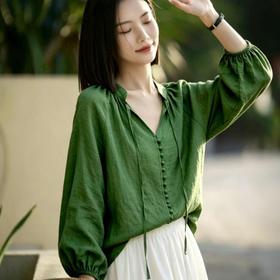 松针绿亚麻V领飘带花苞袖衬衫，2026年流行“松针绿衬衫”，太太太时髦了 摘要：侘寂感，显贵又优雅【3-7天发货，周末顺延】