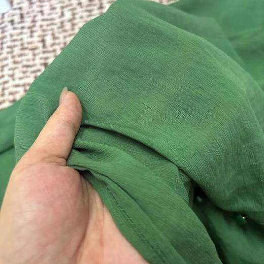 松针绿亚麻V领飘带花苞袖衬衫，2026年流行“松针绿衬衫”，太太太时髦了 摘要：侘寂感，显贵又优雅【3-7天发货，周末顺延】 商品图6