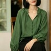 松针绿亚麻V领飘带花苞袖衬衫，2026年流行“松针绿衬衫”，太太太时髦了 摘要：侘寂感，显贵又优雅【3-7天发货，周末顺延】 商品缩略图2
