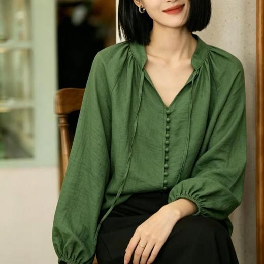 松针绿亚麻V领飘带花苞袖衬衫，2026年流行“松针绿衬衫”，太太太时髦了 摘要：侘寂感，显贵又优雅【3-7天发货，周末顺延】 商品图2