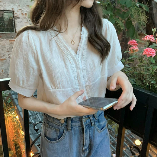 西遇白色V领蕾丝花边衬衫女2026夏季新款泡泡袖气质显瘦短袖上衣SS060439 商品图4