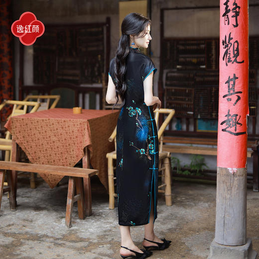 逸红颜《寒砚香》26年夏新款手绘青梅花瓣领重缎真丝香云纱旗袍女 商品图3