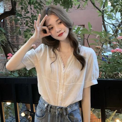 西遇白色V领蕾丝花边衬衫女2026夏季新款泡泡袖气质显瘦短袖上衣SS060439 商品图1