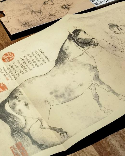 《李公麟 五马图 临韦偃牧放图》，16开，册页装，李公麟绘，四川美术出版社2017年一版一印，定价88，售价30元。 商品图5