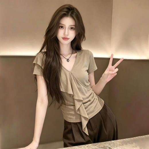 【限时秒杀】西遇卡其色V领荷叶边短袖T恤女2026夏新款褶皱修身不规则飘带上衣SS060527 商品图2
