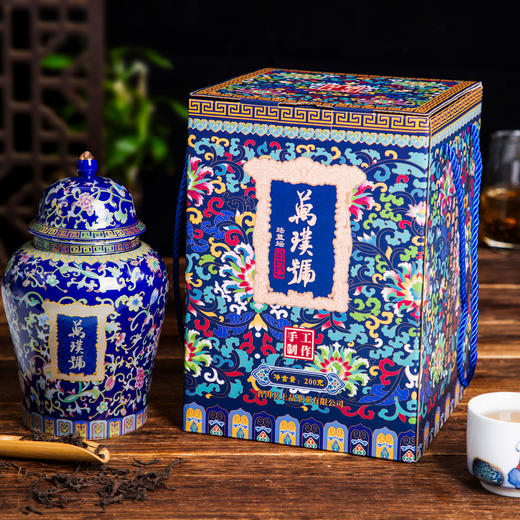 “皇家贡茶”！【地理标志产品 非遗大师监制】万璞号 “景泰蓝” 2018老树普洱 8年干仓陈化 中式典藏瓷罐 茶汤红润甘醇 十泡不掉水 200g/罐 商品图0
