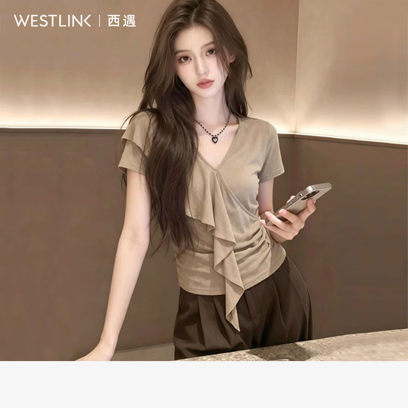 【限时秒杀】西遇卡其色V领荷叶边短袖T恤女2026夏新款褶皱修身不规则飘带上衣SS060527