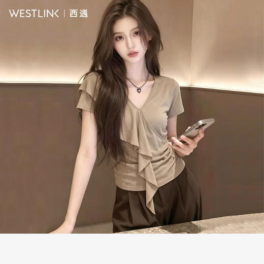 【限时秒杀】西遇卡其色V领荷叶边短袖T恤女2026夏新款褶皱修身不规则飘带上衣SS060527 商品图0