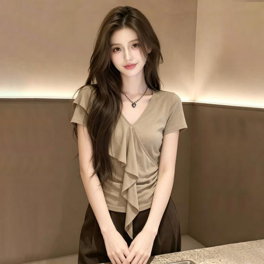 【限时秒杀】西遇卡其色V领荷叶边短袖T恤女2026夏新款褶皱修身不规则飘带上衣SS060527 商品图3