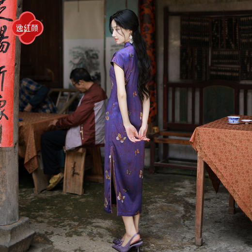 逸红颜《紫玉金蝶》26年夏新款紫蝶30姆米真丝重缎老料古法旗袍女 商品图3