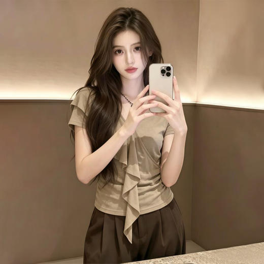【限时秒杀】西遇卡其色V领荷叶边短袖T恤女2026夏新款褶皱修身不规则飘带上衣SS060527 商品图4