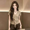 【限时秒杀】西遇卡其色V领荷叶边短袖T恤女2026夏新款褶皱修身不规则飘带上衣SS060527 商品缩略图1
