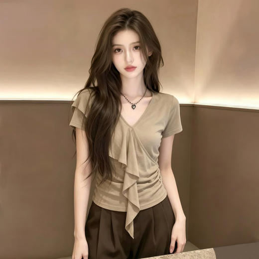 【限时秒杀】西遇卡其色V领荷叶边短袖T恤女2026夏新款褶皱修身不规则飘带上衣SS060527 商品图1