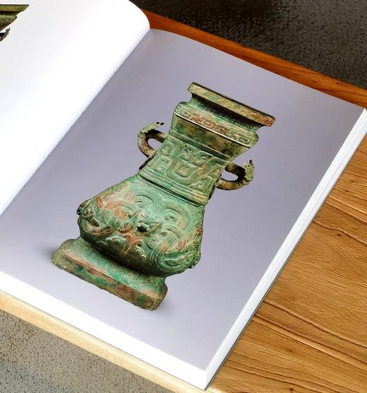 《东方既白：春秋战国文物大联展》，8开，布脊平装，岳麓书社2017年版，深圳雅昌印刷，264页，定价370，售价228元。
  商品图5