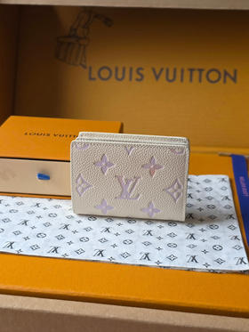 春夏特惠💰560 原单LV 拉链钱夹M25595 本款 Cléa 钱夹取材 Monogram Empreinte 皮革渲染梦幻色彩