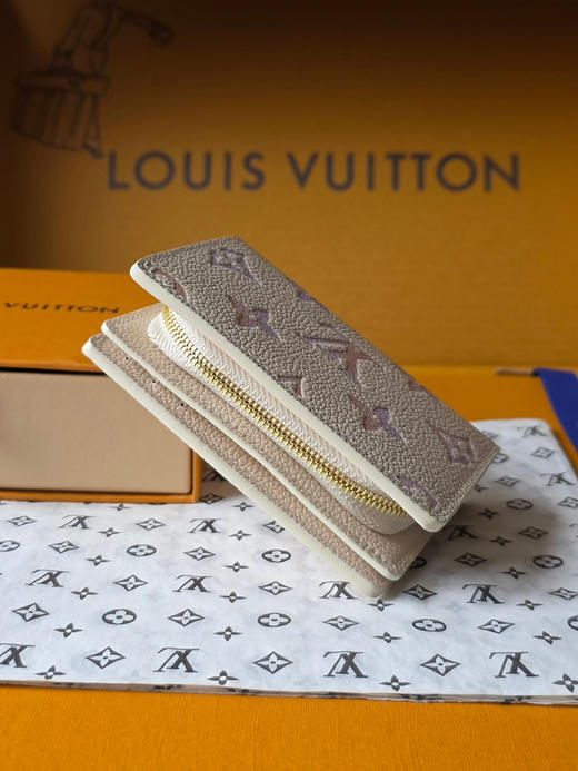 春夏特惠💰560 原单LV 拉链钱夹M25595 本款 Cléa 钱夹取材 Monogram Empreinte 皮革渲染梦幻色彩 商品图2