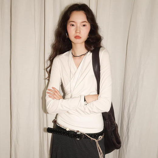 西遇交叉V领长袖T恤女2026秋季新款收腰堆褶修身显瘦气质打底上衣SS060715 商品图3