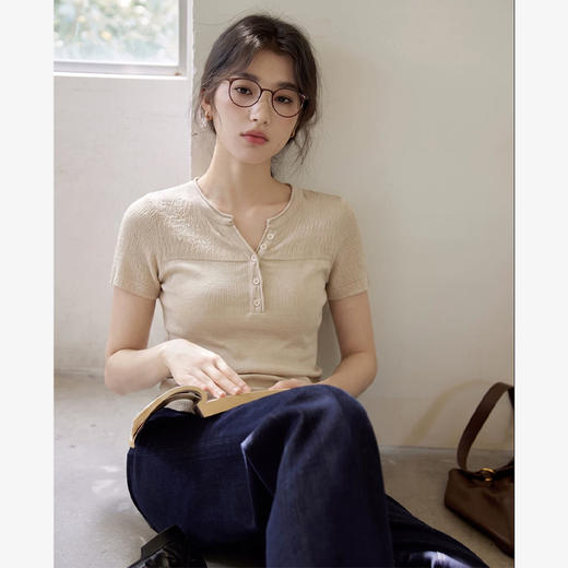 西遇亨利领短袖T恤女2026年夏季新款半开扣修身简约百搭正肩上衣SS060726 商品图3