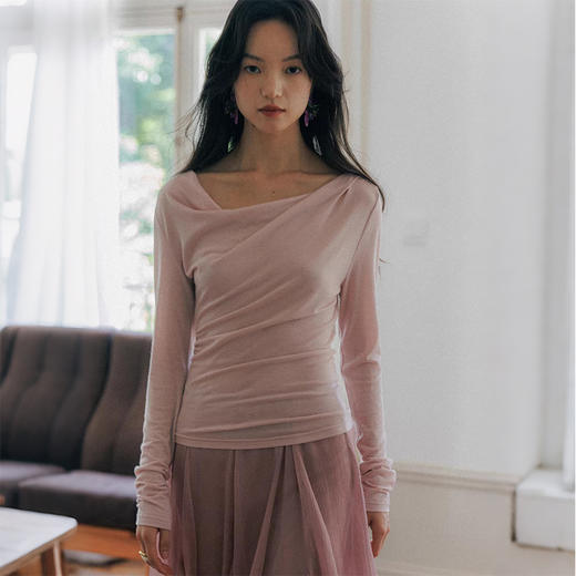 西遇粉色荡领斜肩长袖T恤女2026秋季新款设计感修身褶皱打底上衣SS060714 商品图3