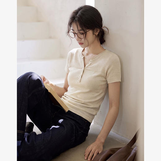 西遇亨利领短袖T恤女2026年夏季新款半开扣修身简约百搭正肩上衣SS060726 商品图4