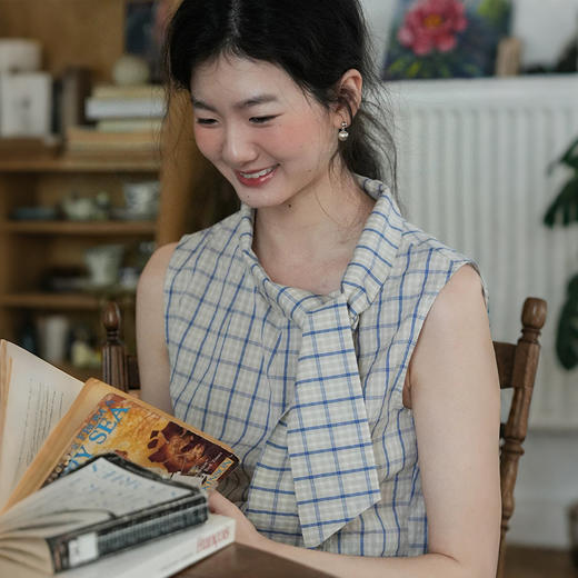 西遇蓝白格纹系带无袖衬衫女2026夏新款不规则设计感通勤背心衬衣SS060707 商品图1