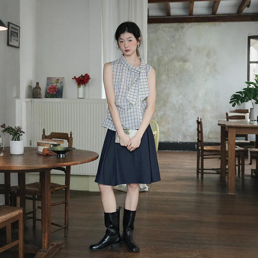 西遇蓝白格纹系带无袖衬衫女2026夏新款不规则设计感通勤背心衬衣SS060707 商品图3