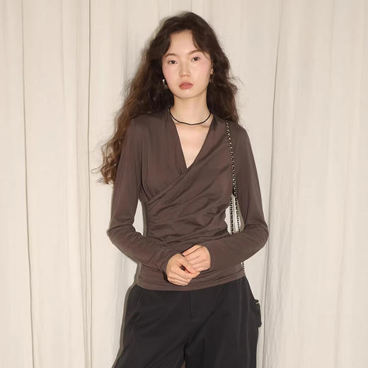 西遇交叉V领长袖T恤女2026秋季新款收腰堆褶修身显瘦气质打底上衣SS060715 商品图2