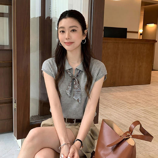 【限时秒杀】西遇Polo领针织短袖T恤女2026年夏季新款复古印花丝巾修身上衣SS060539 商品图4