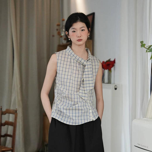 西遇蓝白格纹系带无袖衬衫女2026夏新款不规则设计感通勤背心衬衣SS060707 商品图2