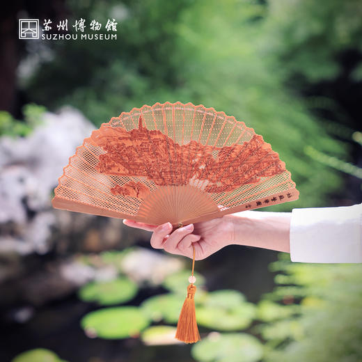 苏州博物馆 文创用品 姑苏繁华图系列红檀木扇6寸非遗制扇技艺手工烫画紫光檀扇架送礼 商品图4