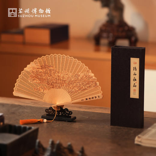 苏州博物馆 文创用品 姑苏繁华图系列红檀木扇6寸非遗制扇技艺手工烫画紫光檀扇架送礼 商品图3