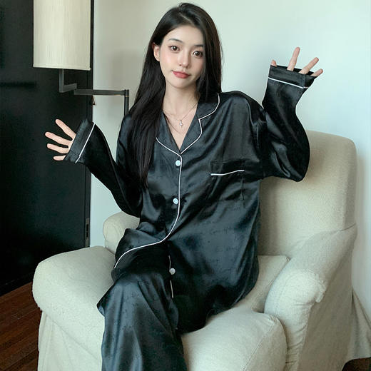 【垂感顺滑❗️轻薄冰丝睡衣套装】宽松剪裁活动自在，利落翻领纽扣开合，精致包边细节，多款可任意挑选，长袖睡衣女冰丝春秋季新款家居服套装外穿QQ★美物社 商品图1