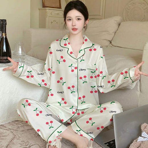 【清新简约❗冰丝家居服套装】撞色包边提升精致感，前开纽扣方便穿脱，顺滑垂感面料，口袋设计可收纳小物件，新款印花开衫小樱桃长袖小众家居服两件套QQ★美物社 商品图1